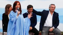 Axel Kicillof, entre Cristina Fernandez y el presidente electo, celebrando el triunfo en las elecciones del 24 de octubre