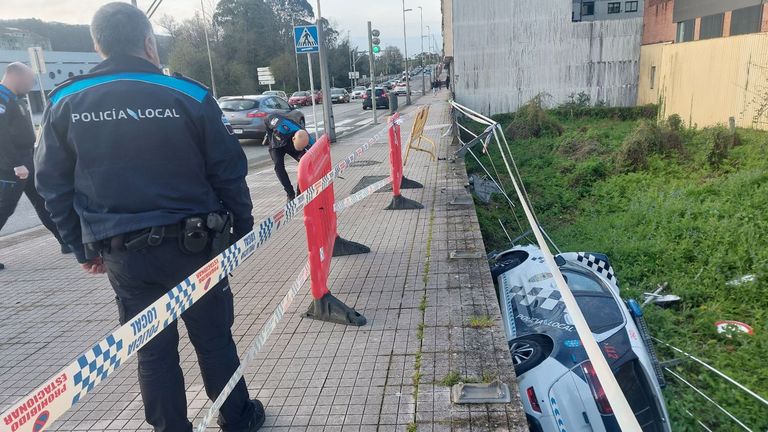 Dos policías de Pontevedra sufren una caída por un talud con el coche patrulla en medio de una persecución