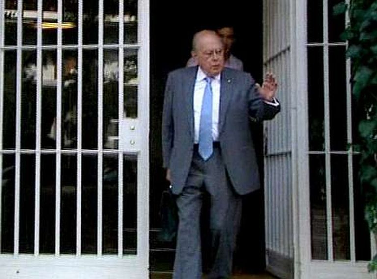 Pujol, como en días anteriores, se negó a hacer declaraciones y cuando se le preguntó cómo estaba confesó que había sufrido un esguince, razón por la que salió de su casa con un solo zapato. 
