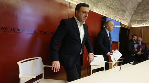 El secretario general del PSdeG, Valentín González Formoso, con el alcalde de Santiago, Xosé Sánchez Bugallo.