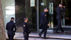 Agentes de la Guardia Civil acceden a la sede del Consell Catal de l'Esport 