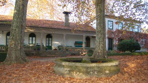 El pazo de Aián, del siglo XVIII, tiene una fuente ornamental en los jardines.