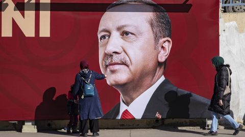 Cartel de presidente Recep Tayyip Erdogan, en una calle de Estambul.