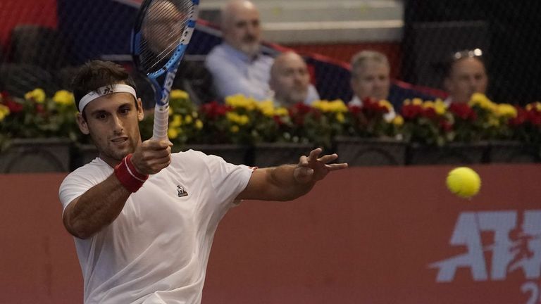 El tenista español Carlos Taberner devuelve la bola al rumano Filip Cristian Janu durante la primera ronda de clasificación de la fase previa del Gijón Open ATP 250, este sábado en el Palacio de Deportes La Guía, en Gijón