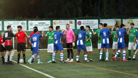 Los jugadores de ambos equipos se saludan antes del inicio del encuentro.
