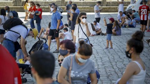 Algunos grupos de turistas pasean por una Praza do Obradoiro ms vaca de lo habitual