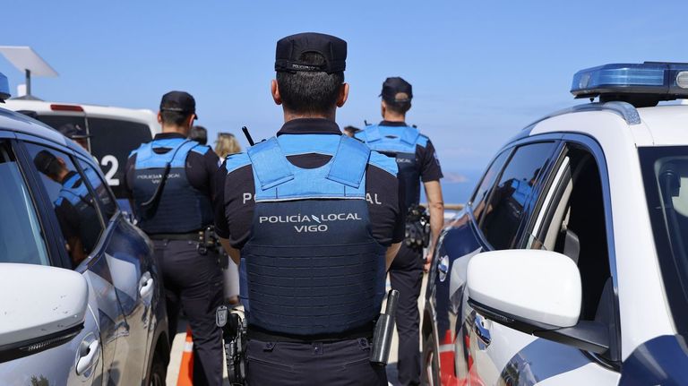 Detenido un conductor ebrio que circulaba a 120 km/h por callejones, derrapó y embistió a dos coches de policía en Vigo