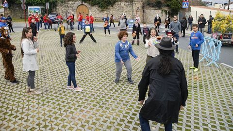 Domingo corredoiro y oleiro.En la plaza de Eiros, celebraron el domingo oleiro, jugando con las vasijas