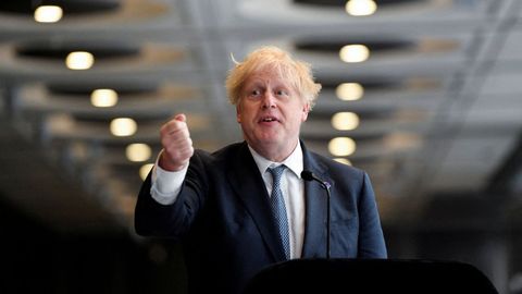 El primer ministro británico, Boris Johnson, en la estación londinense de Paddington, el pasado 17 de mayo