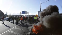 Protesta de los trabajadores de Alcoa a las puertas de la factora de A Corua en el 2014