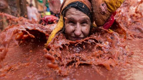 Más de 20.000 personas han participado en la tradicional fiesta de «La Tomatina» lanzándose 145.000 kilos de tomates en la localidad valenciana de Buñol donde los participantes se someten a una lluvia de tomates durante el kilómetro que tiene el recorrido