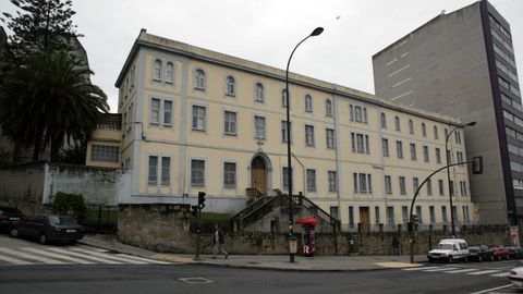 El edificio de las Adoratrices (en la imagen, en el 2003) fue levantado por el maestro Balbino Iturriaga.