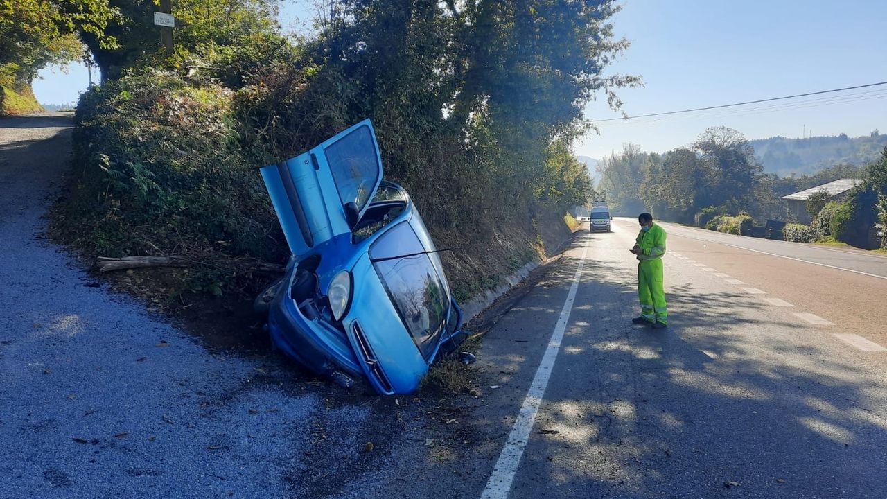 El coche qued siniestrado en la cuneta. 