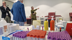 La consejera de Salud, Concepci�n Saavedra, en el�punto fijo para la donaci�n de sangre del HUCA