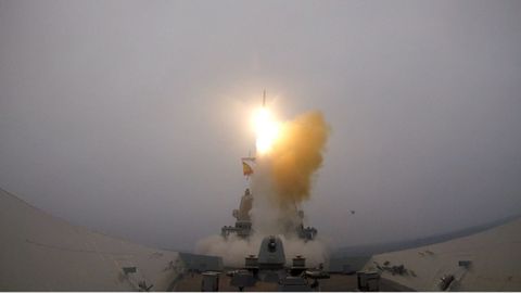 En la imagen, el momento del lanzamiento del misil desde la F-103