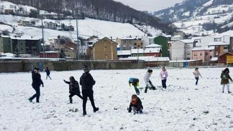 Un grupo de nios juega con la nieve en Ujo, Mieres