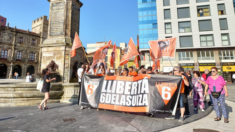 Manifestacin de apoyo en Gijn a las seis de La Suiza