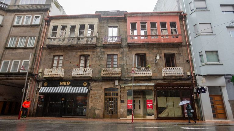 Orden de demolición para el edificio de la calle Riestra, en Pontevedra, que se incendió en verano