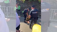 Uno de los auxiliares del Jumbo-Visma en el suelo junto a la Policía Nacional en la etapa 18 de la Vuelta a España