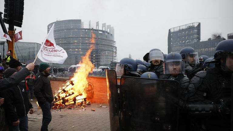 Cientos de agricultores y ganaderos tratan de convencer a la Eurocámara de que lleve el tratado de Mercosur al Tribunal de Justicia Europeo