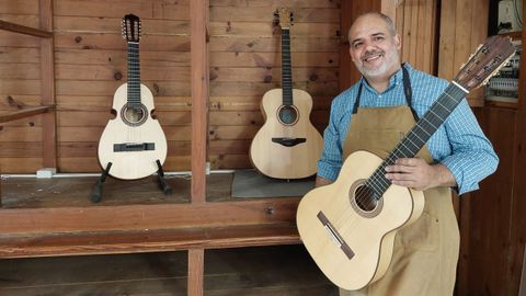 Ricardo Ramos con dos guitarras clásicas y un cuarto puertorriqueño, a la izquierda, hechas por él