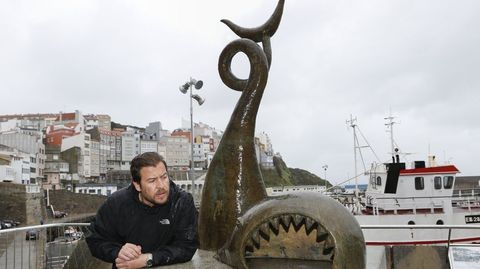 Couto, junto a su ballena en Malpica 