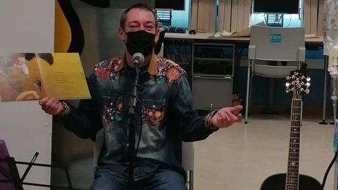 El animador musical Pablo Díaz, durante una actuación en el Hospital Clínico de Santiago