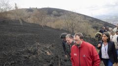 El presidente del principado de Asturias, Adrin Barbn, acompaa al alcalde de Oviedo, Allfredo Canteli , durante su visita a las zonas quemadas del Monte Naranco de Oviedo