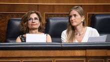 La vicepresidenta primera y ministra de Hacienda, María Jesús Montero, y la vicepresidenta tercera del Gobierno y ministra para la Transición Ecológica y el Reto Demográfico, Sara Aagesen, en el Congreso.