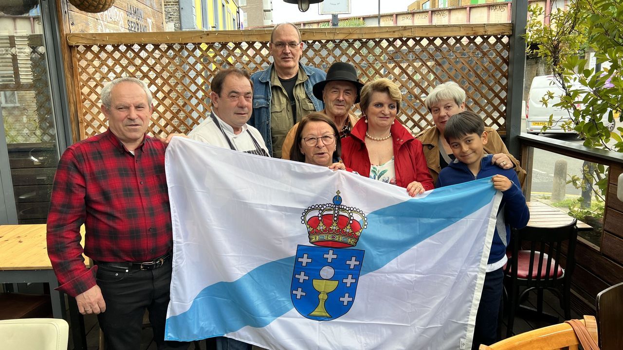 Los ya veteranos emigrantes Josefina, Jos Ramn, Asuncin, Ana (con su nieto), Jos, Manuel y Juan, en el Brio Tapas Bar de Bedford Road, en la zona Clapham, en el que Juan trabaja de cocinero