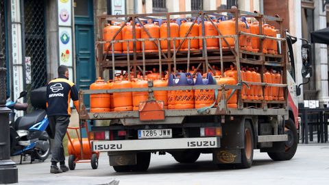 Un camión de reparto de bombonas de butano este lunes en el centro de Oviedo