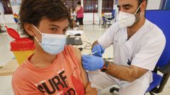 Un nio de 12 aos recibe la vacuna contra el covid en Ferrol