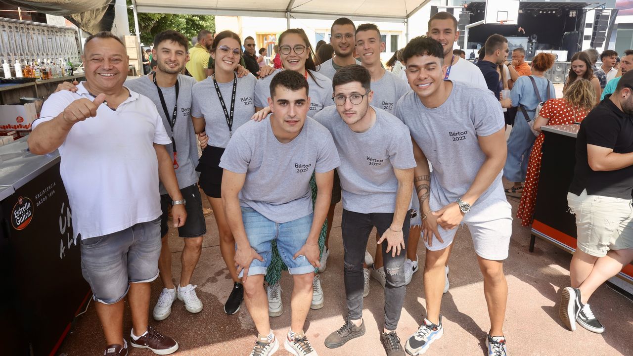 Buenas sensaciones en los asistentes de la Feria del Libro Antiguo, en A Corua. ROGELIO QUEIJAS, PRESIDENTE DE LA COMISIN, Y SU EQUIPO DE AYUDANTES