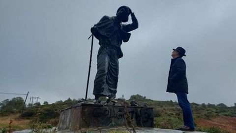 Silva en O Cebreiro, junto la estatua del peregrino