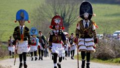 Desfile de entroido de los Felos de Maceda por las aldeas da Serra