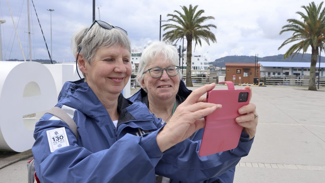 Las cruceristas brit&aacute;nicas Kathryn Moore y Karen Day posando ante las letras de Ferrol en el muelle.