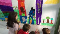 Alumnos del CEIP de Cain pintan un mural como parte de su proyecto sobre ciudades sostenibles. 