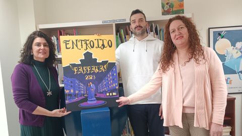 Los concejales Marga Pérez, Abel Cortés y Victoria Morenza, con el cartel del entroido de Barbadás.