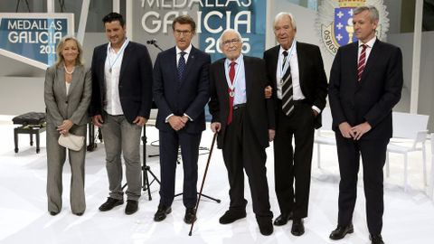 Alberto Nez Feijo y Alfonso Rueda junto a los galardonados