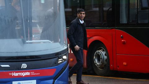 El primer ministro del Reino Unido, Rishi Sunak, de visita en un depsito de autobuses en Harrogate.