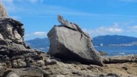 Una  iguana  de piedra parece secarse al sol entre las playas de Vi y Nerga