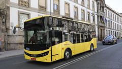 Uno de los nuevos autobuses de Ourense, todava fuera de servicio, circulando este mircoles por la calle Progreso.