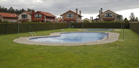 Uno de los problemas de la urbanizacin es que una piscina invade suelo verde. 