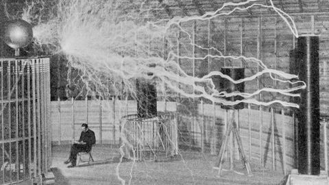Nikola Tesla tomando notas de uno de sus proyectos