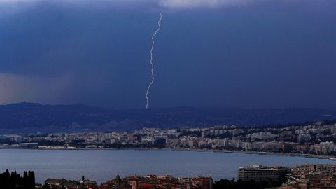 Un rayo cae sobre la bahía de Anges, en la costa de Niza, en Francia
