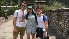 Guillermo, Andrea y C�sar posan sonrientes en la muralla china