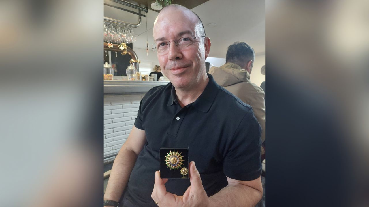 Isidro Caballer�a Poza, nuevo integrante de la Acad�mie Culinaire de France (Academia Culinaria de Francia), posando con la insignia que le entregaron en la ceremonia de investidura.