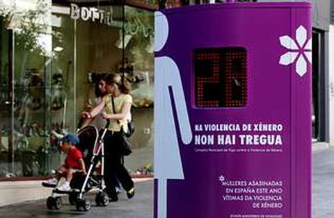 La violencia doméstica -en la imagen, el panel de víctimas en Vigo- afecta a toda la sociedad
