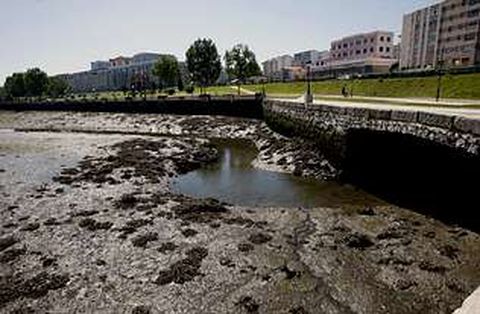 El proyecto de dragado de los lodos de la ría de O Burgo continúa pendiente de fechas y plazos