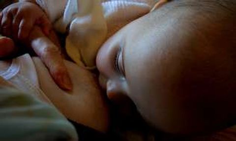 La lactancia materna es una opción por la que se decantan cada vez más mujeres de la comarca